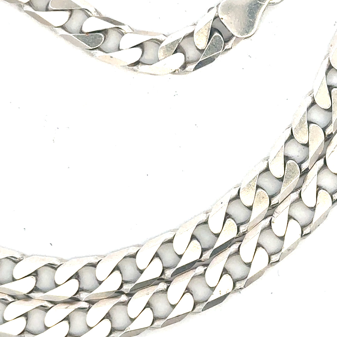 Silver curb chain weighing 31.3g, featuring classic links, suitable for jewelry or accessories.