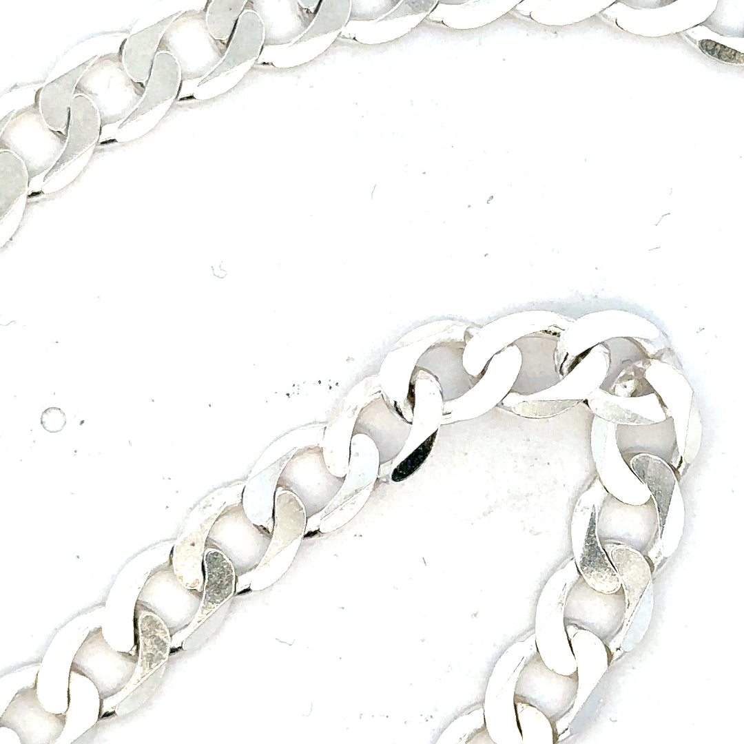 Silver curb chain weighing 34.5g with a classic design, featuring interconnected flat links, ideal for jewelry or accessories.