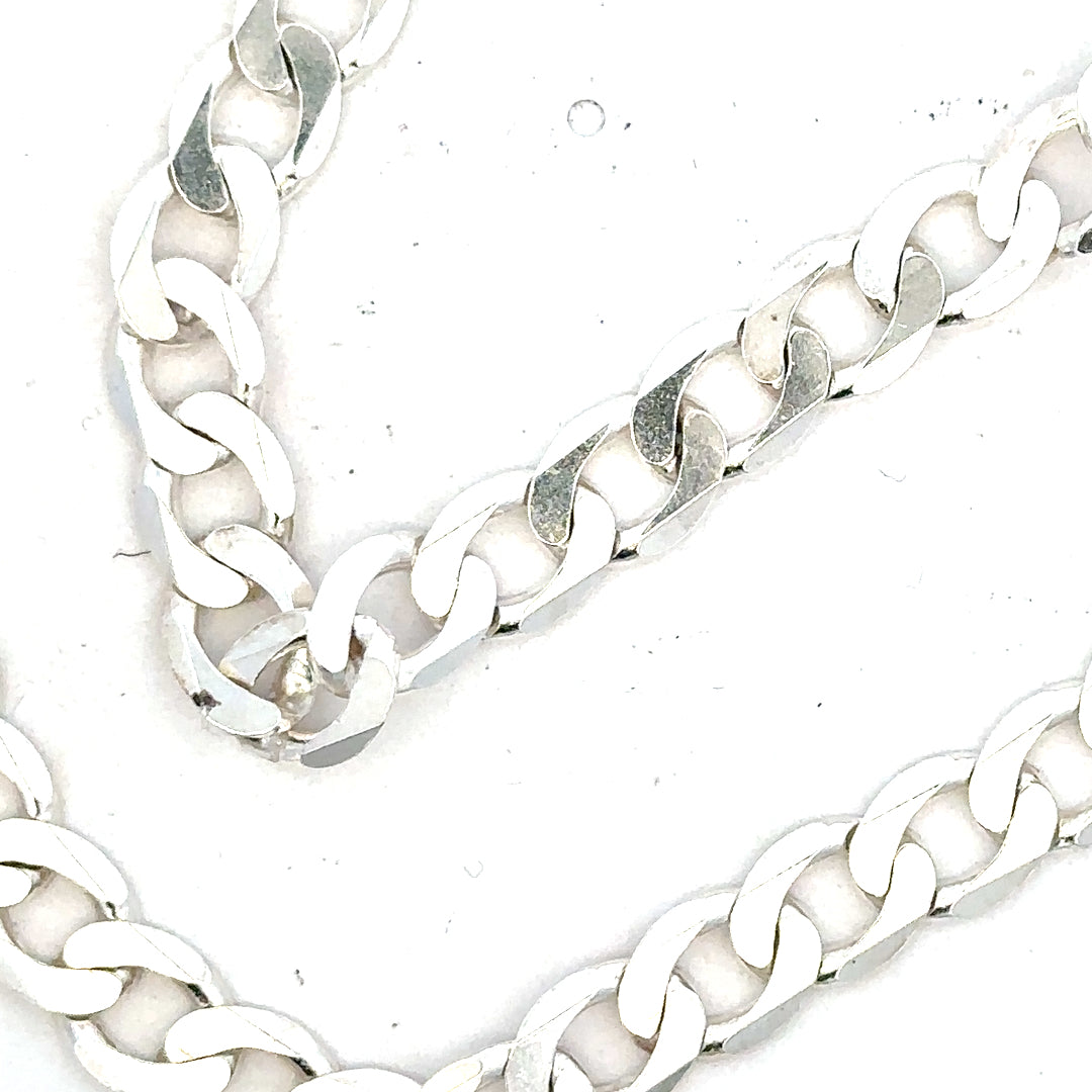Silver curb chain weighing 34.5g, featuring a classic design, perfect for jewelry accessories and crafted with durable metal.