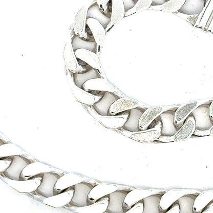 Silver curb chain weighing 63.4g with a classic design, featuring interlinked oval links, suitable for jewelry or accessories.