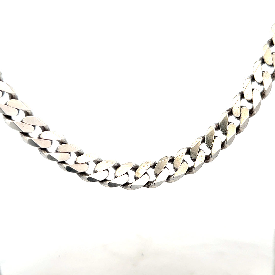 Silver curb chain weighing 91.1g, showcasing its shiny, linked design and sturdy construction.