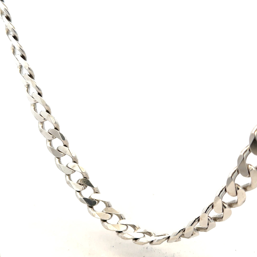Silver curb chain weighing 91.8g, featuring a classic linked design, shown in a close-up of the jewelry piece.
