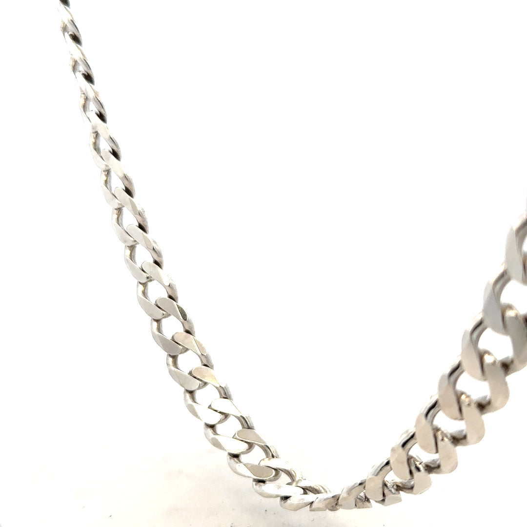 Silver curb chain weighing 91.8g with a classic design, displayed in a close-up shot highlighting its links and shine.