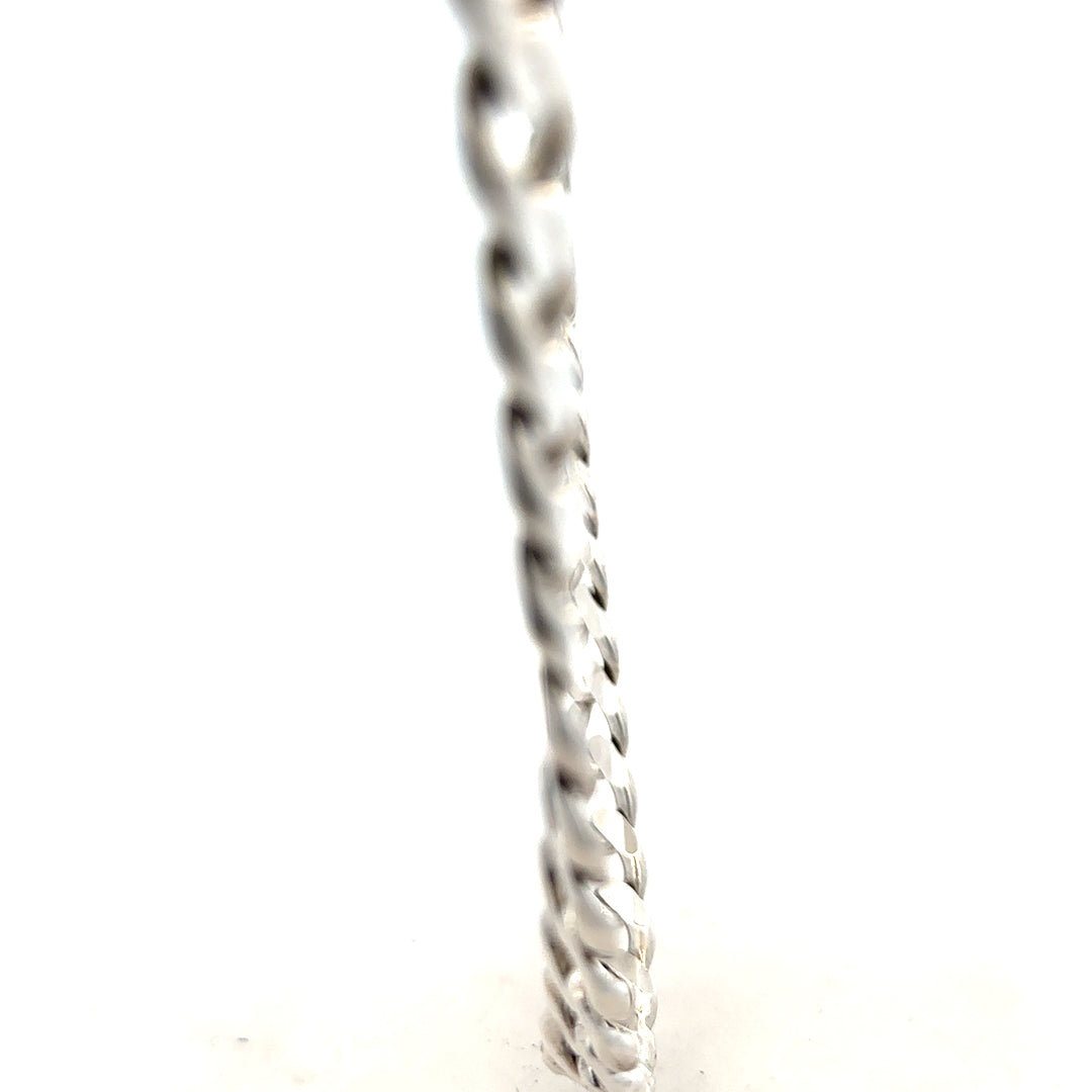 Silver curb chain weighing 91.8g, showcasing its shiny, linked design and sturdy construction.