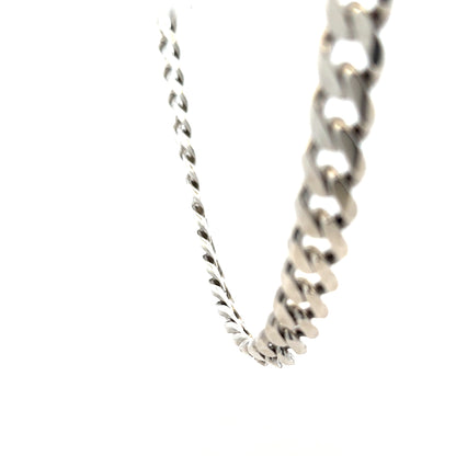Silver curb chain weighing 94.7g, unbranded jewelry chain with a sleek, classic design, shown in a close-up image.