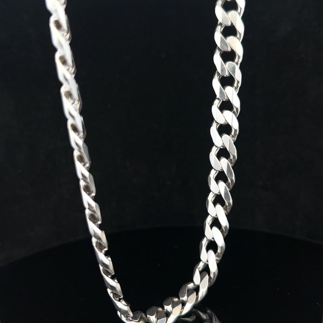 Silver curb chain weighing 95.2g with a classic design, featuring interlocking oval links, ideal for jewelry or accessories.