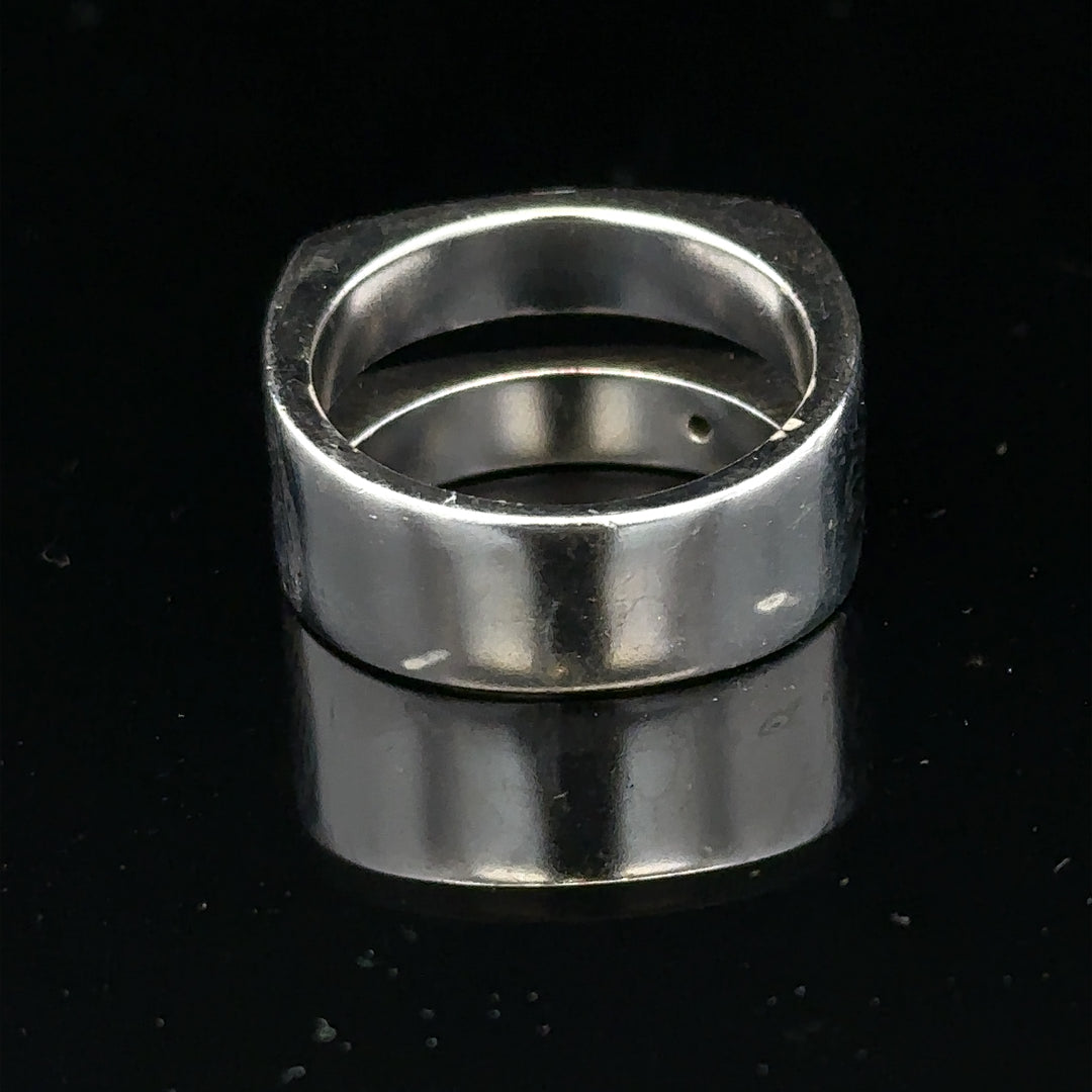 Silver hot diamond ring in size R1/2 with sparkling diamonds, featuring a sleek unbranded design for elegant jewelry.