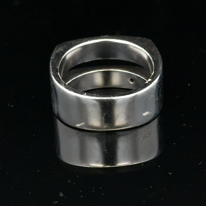 Silver hot diamond ring in size R1/2 with sparkling diamonds, featuring a sleek unbranded design for elegant jewelry.