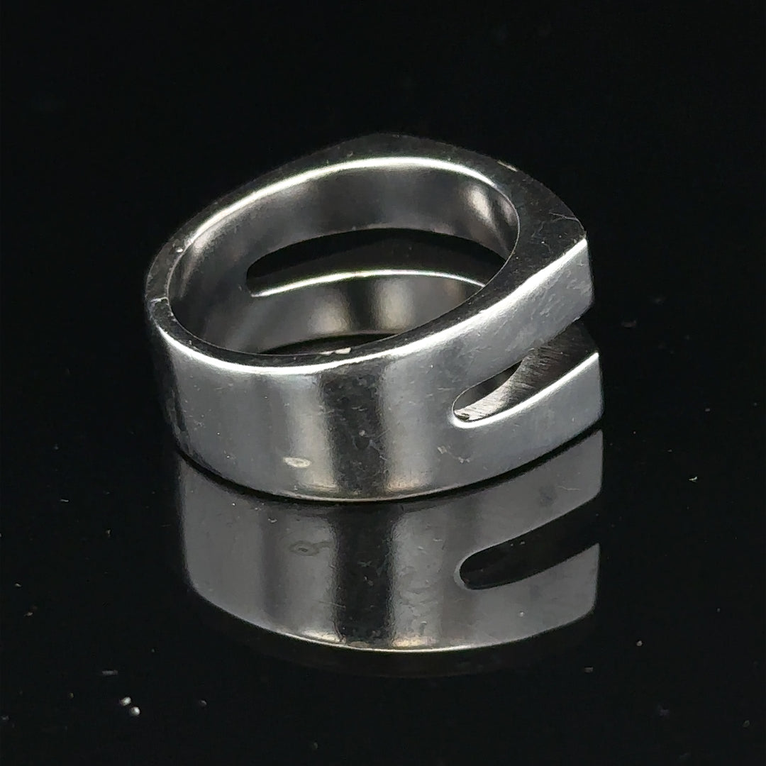 Silver hot diamond ring in size R1/2 with sparkling diamonds, showcasing elegant jewelry craftsmanship.