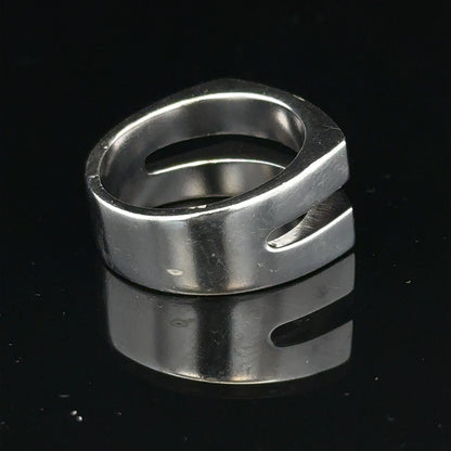Silver hot diamond ring in size R1/2 with sparkling diamonds, showcasing elegant jewelry craftsmanship.