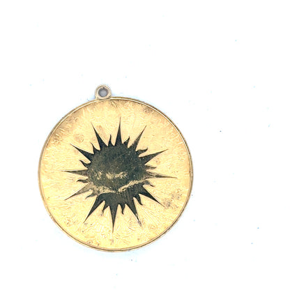 Silver pendant weighing 25.4g with intricate design, displayed against a neutral background.