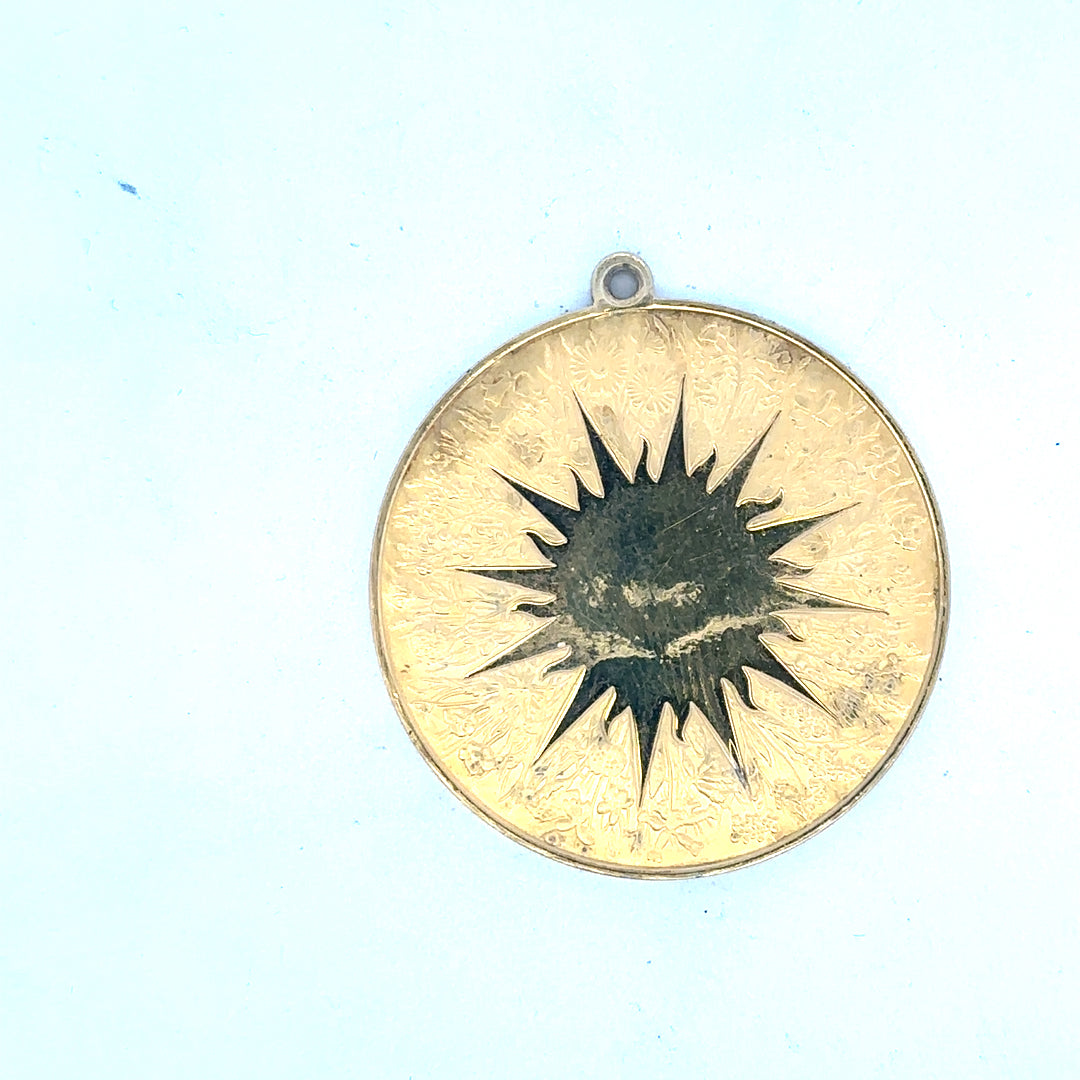 Silver pendant weighing 25.4g, featuring a polished finish and a classic design, showcased on a plain background.