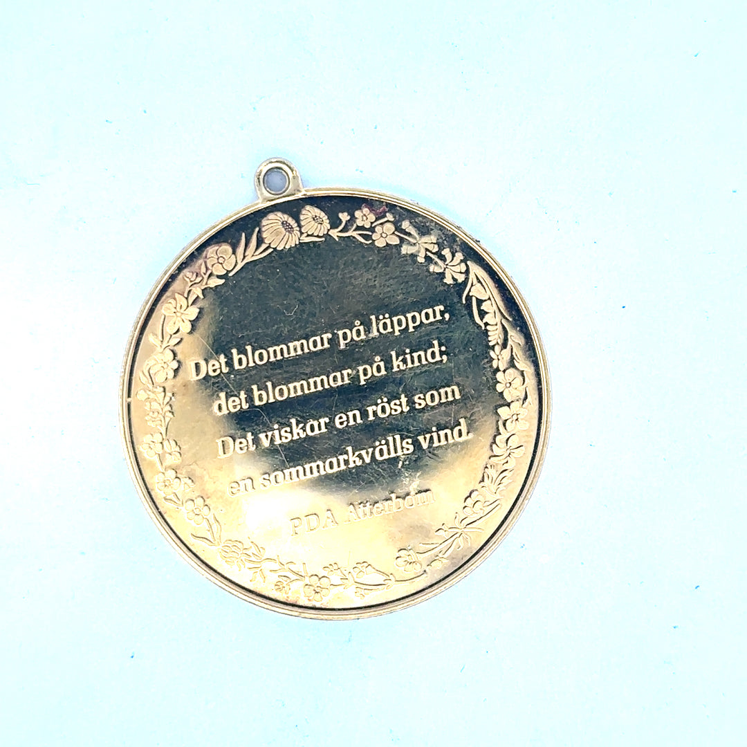 Silver pendant weighing 25.4g, unbranded, with a sleek design and polished finish visible in the image.