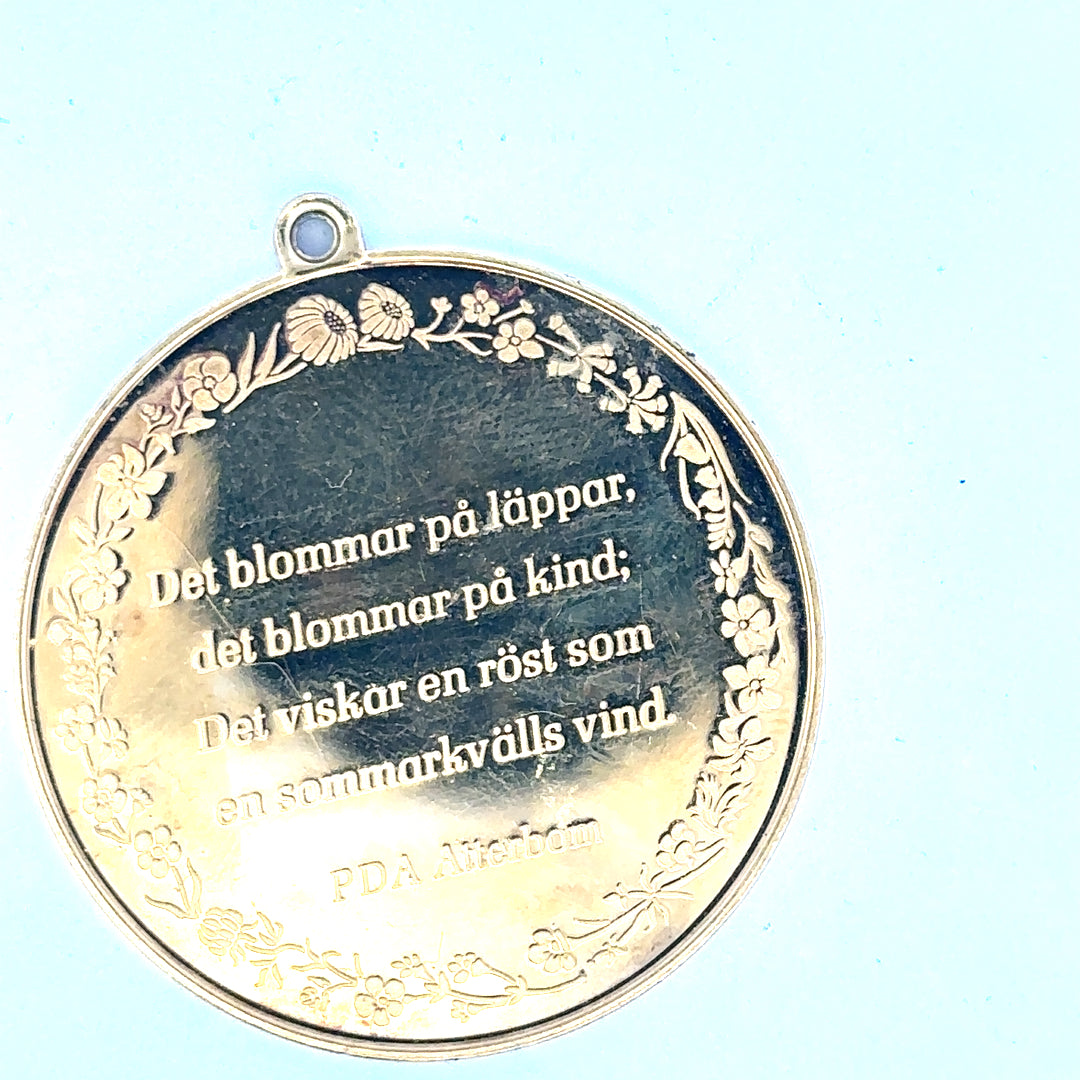 Silver pendant weighing 25.4g with intricate detailing, showcased on a plain background.