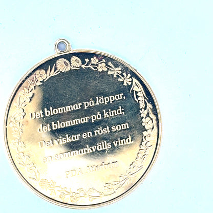 Silver pendant weighing 25.4g with intricate detailing, showcased on a plain background.