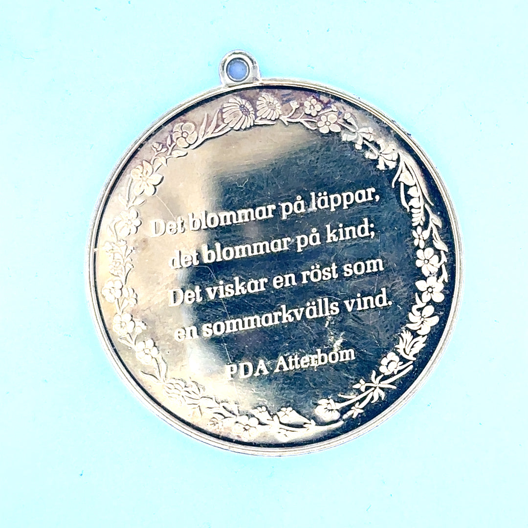 Silver pendant weighing 25.4g, featuring a sleek design, displayed on a neutral background.