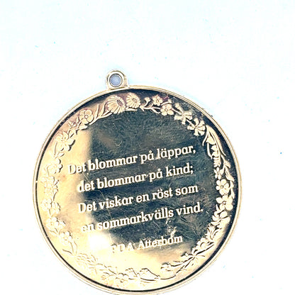 Silver pendant weighing 25.4g, featuring a sleek and elegant design, unbranded, shown on a plain background