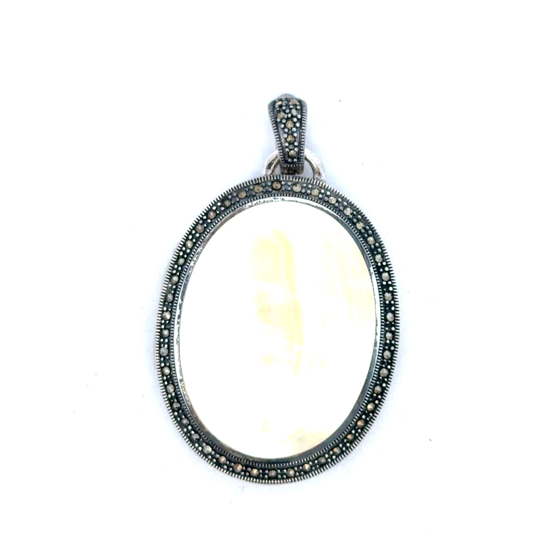Silver pendant weighing 32.5g, unbranded jewelry with intricate design, shown in a detailed close-up image.