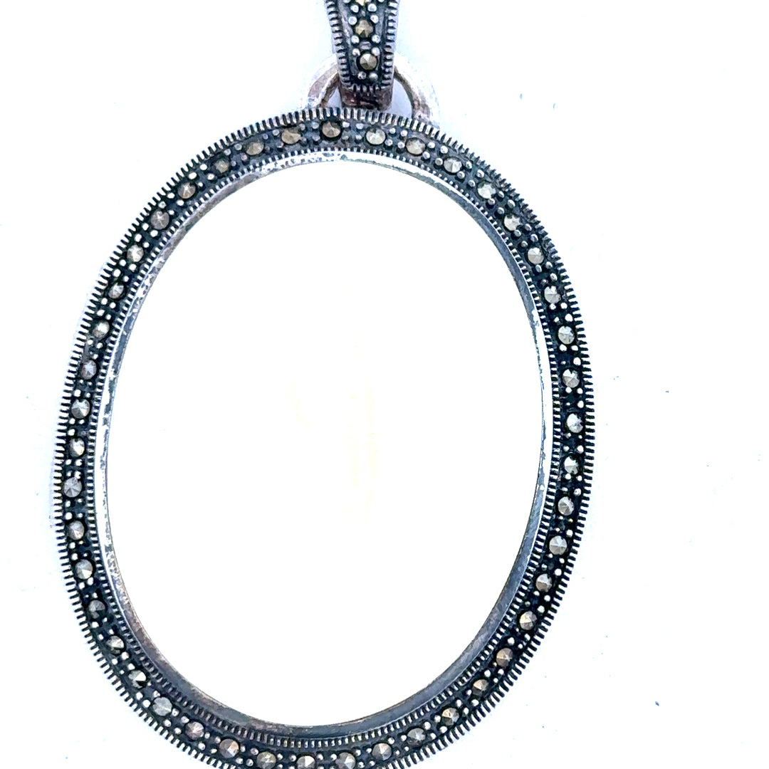 Silver pendant weighing 32.5g with a simple, elegant design, featuring a polished surface and a secure bail for chain attachment.