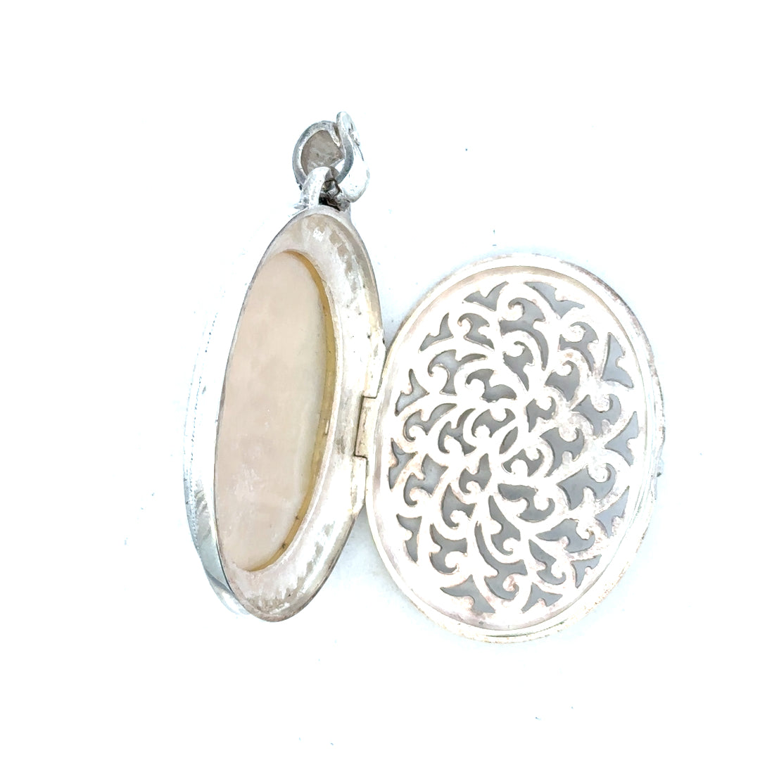 Silver pendant weighing 32.5g with intricate design, unbranded, displayed against a neutral background.