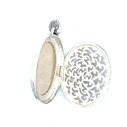 Silver pendant weighing 32.5g with intricate design, unbranded, displayed against a neutral background.