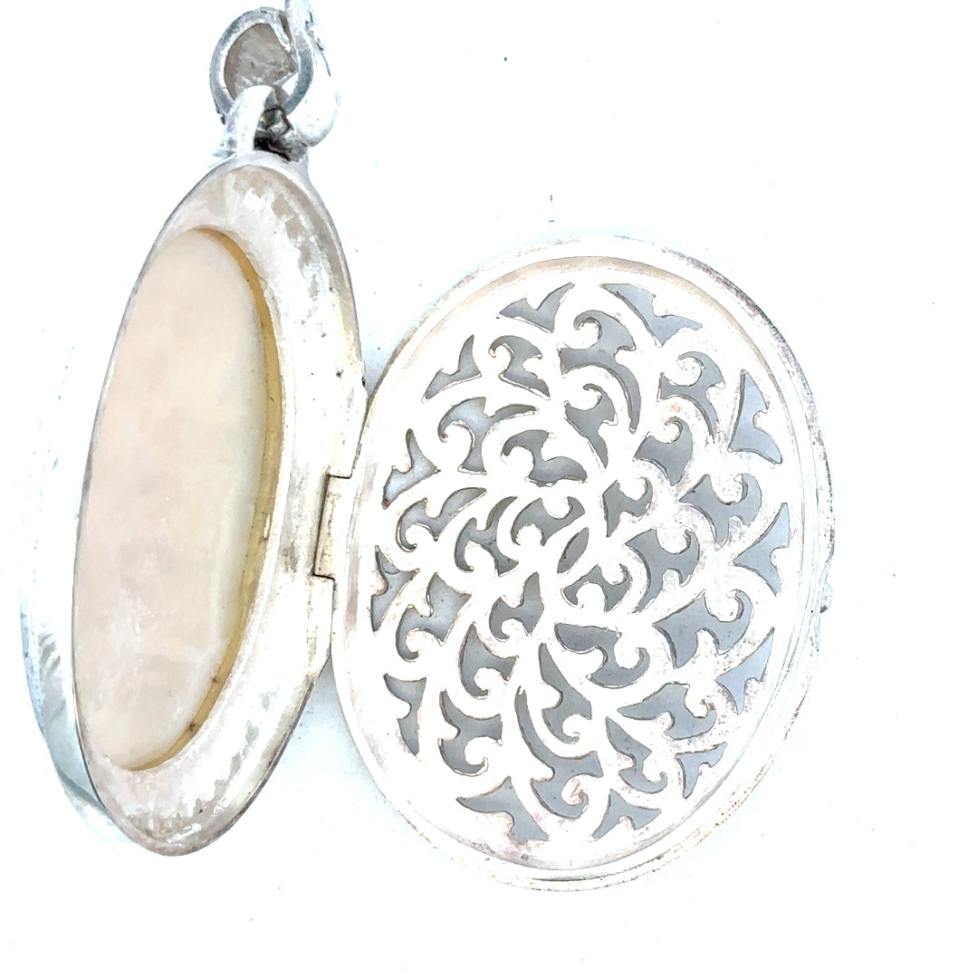 Silver pendant weighing 32.5g, unbranded, featuring a sleek, polished design perfect for necklaces or jewelry accessories.