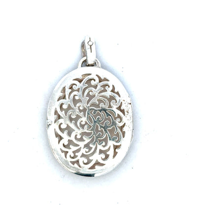 Silver pendant weighing 32.5g with intricate design, unbranded, displayed on a neutral background for jewelry display.