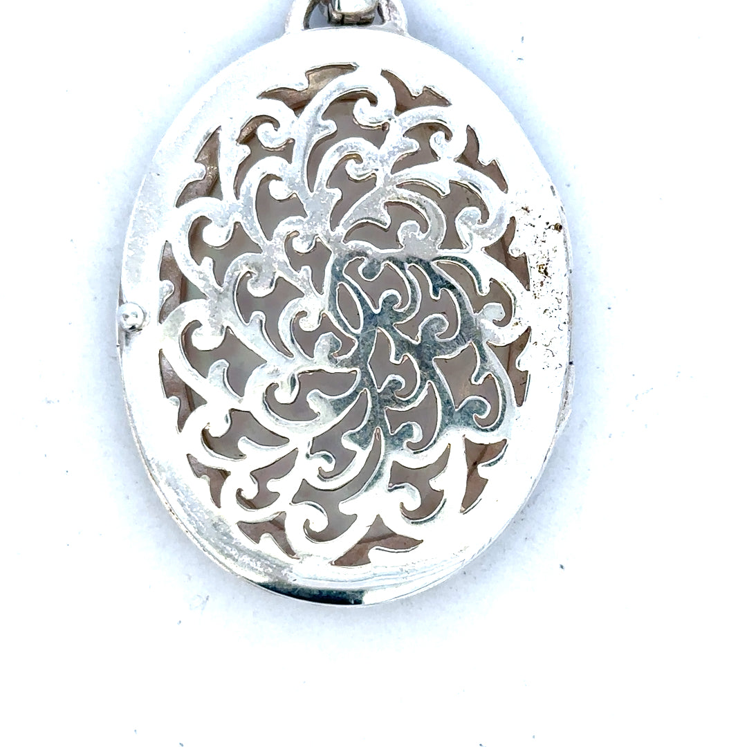 Silver pendant weighing 32.5g with intricate design, unbranded jewelry piece displayed against a neutral background.