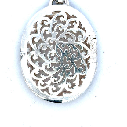 Silver pendant weighing 32.5g with intricate design, unbranded jewelry piece displayed against a neutral background.