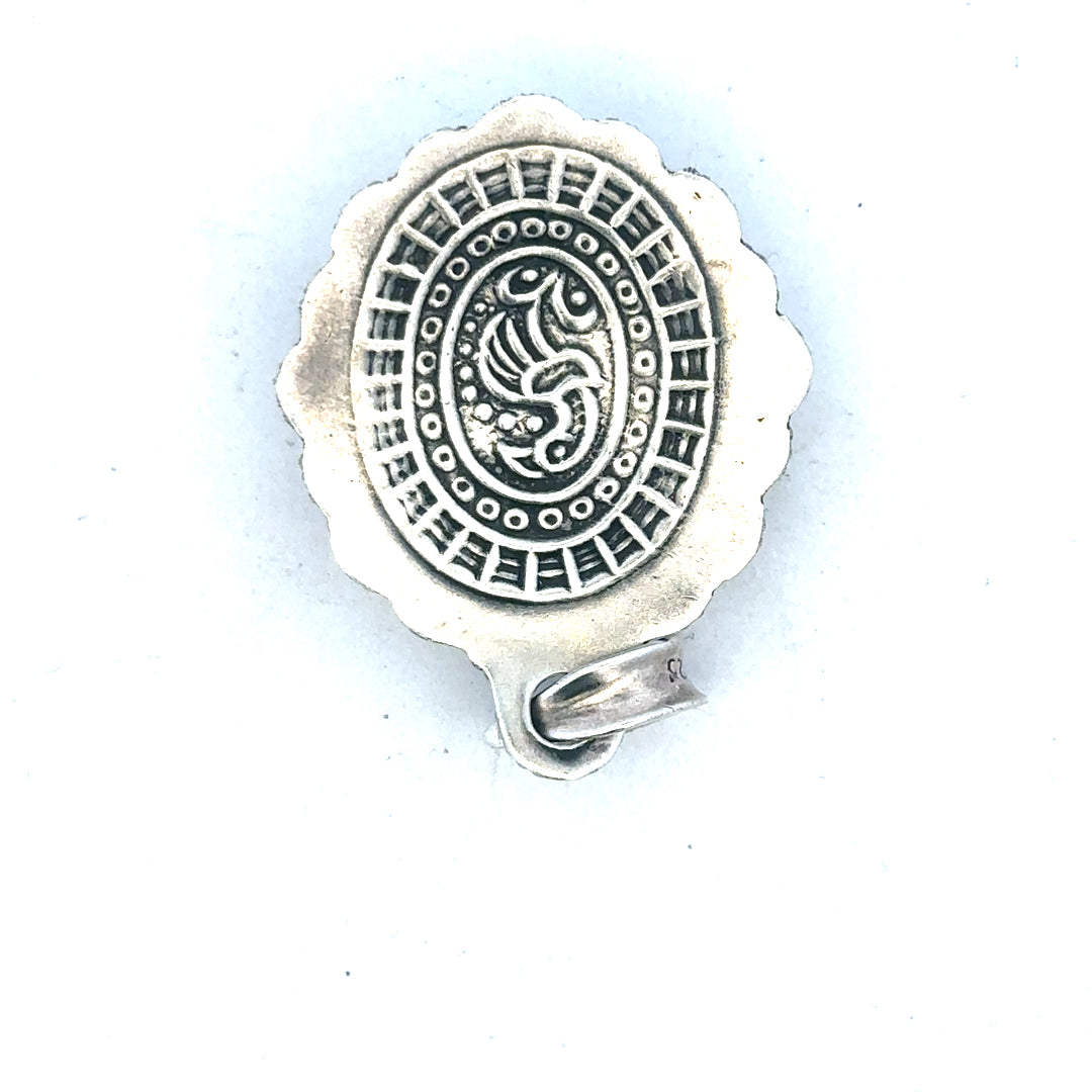 Silver pendant weighing 15.9g with a sleek design, suitable for necklaces and jewelry accessories.