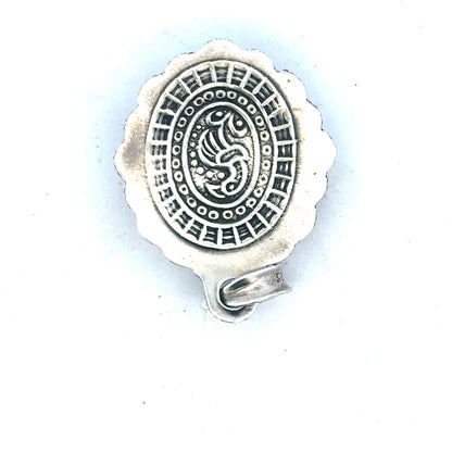 Silver pendant weighing 15.9g with a sleek design, suitable for necklaces and jewelry accessories.