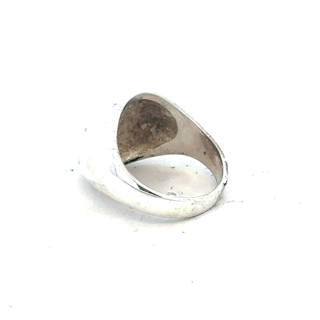 Silver signet ring in size O with a smooth polished surface, featuring a classic and elegant style.