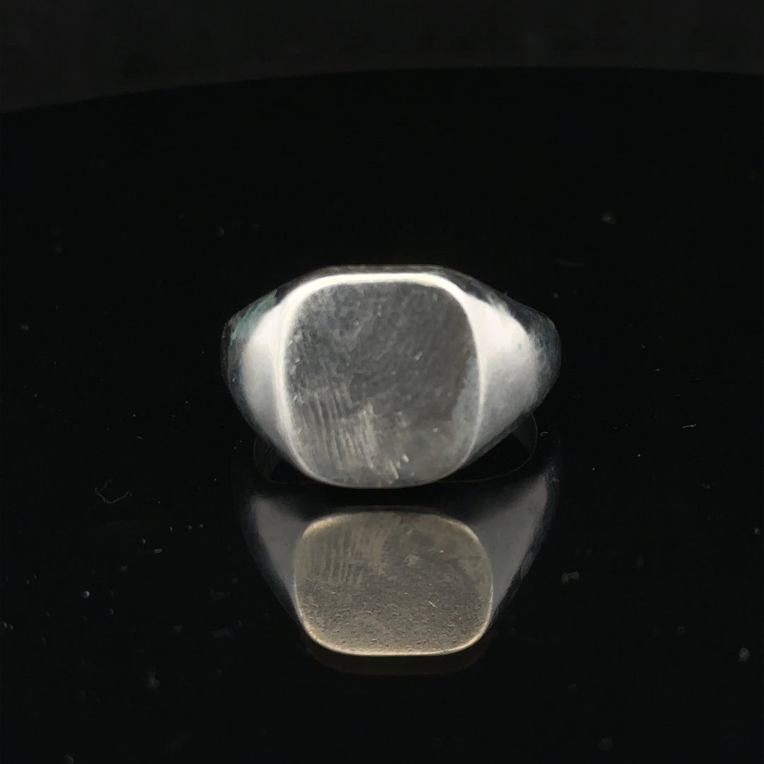 Silver signet ring in size V with a smooth finish, designed for classic style and personalized jewelry collection.