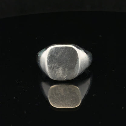 Silver signet ring in size V with a smooth finish, designed for classic style and personalized jewelry collection.