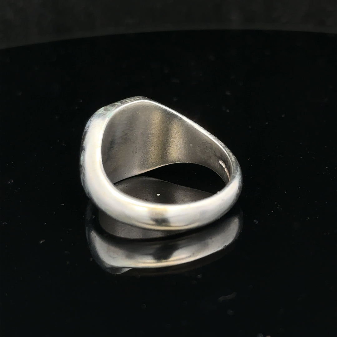 Silver signet ring in size V with engraved design, made of polished silver, featuring a classic and elegant style.