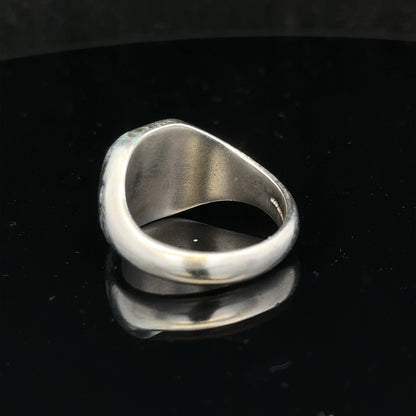 Silver signet ring in size V with engraved design, made of polished silver, featuring a classic and elegant style.
