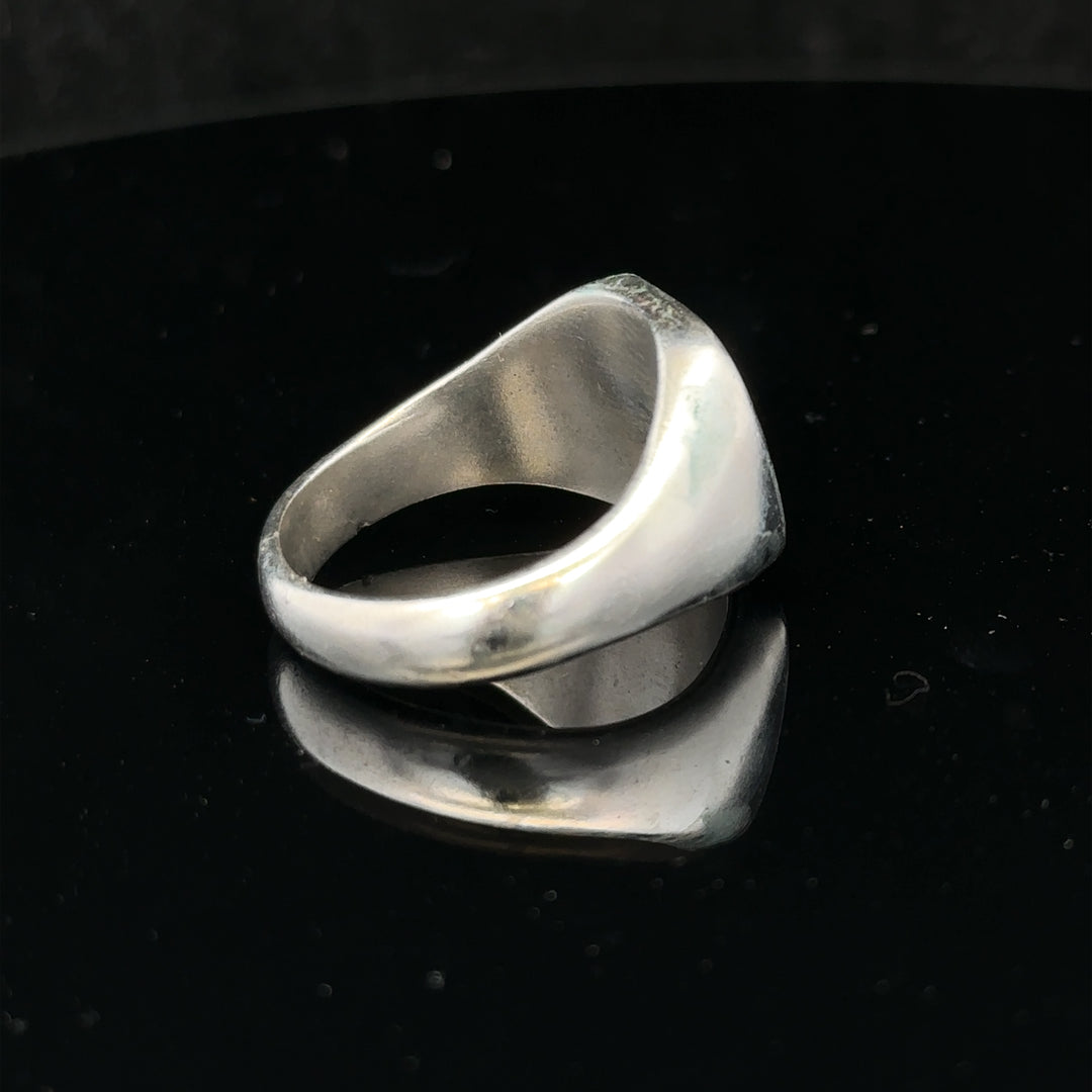 Silver signet ring in size V with a smooth finish, designed for a classic and elegant look.