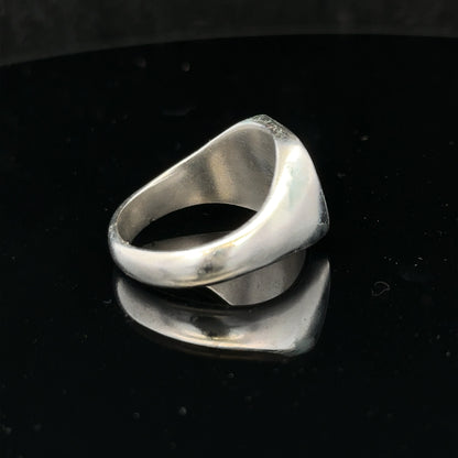 Silver signet ring in size V with a smooth finish, designed for a classic and elegant look.