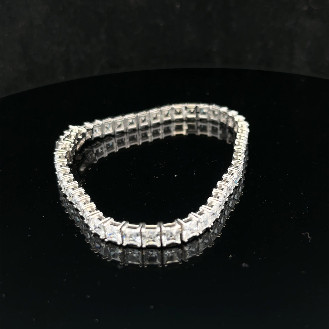 Silver tennis bracelet weighing 15.6g with a sleek design, featuring linked silver links for a classic jewelry style.