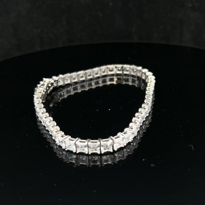 Silver tennis bracelet weighing 15.6g with a sleek design, featuring linked silver links for a classic jewelry style.