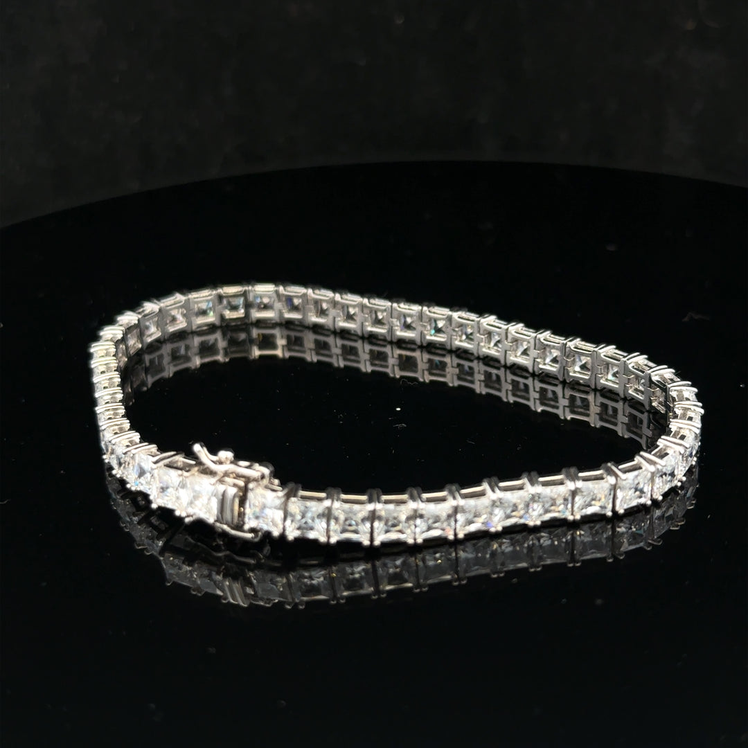 Silver tennis bracelet weighing 15.6g with a sleek chain design, showcasing a stylish unbranded jewelry piece.