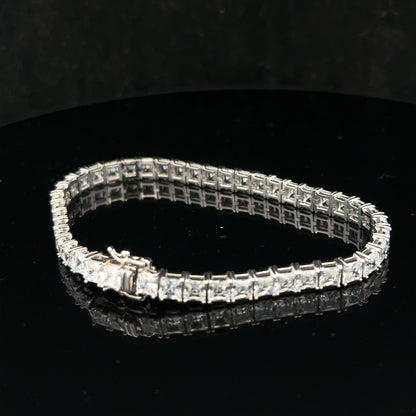 Silver tennis bracelet weighing 15.6g with a sleek chain design, showcasing a stylish unbranded jewelry piece.